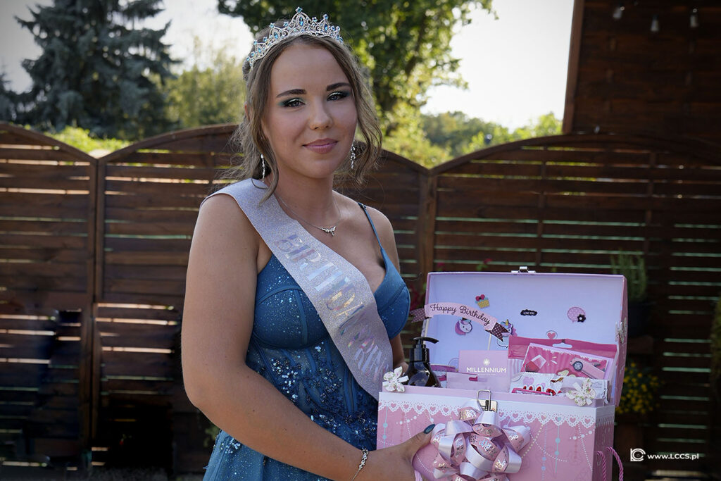 dziewczyna z prezentem na 18 skie